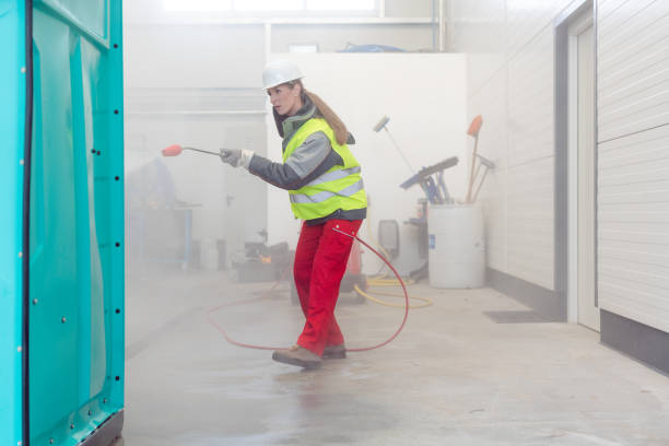 cleaning of a mobile toilet container with water hose